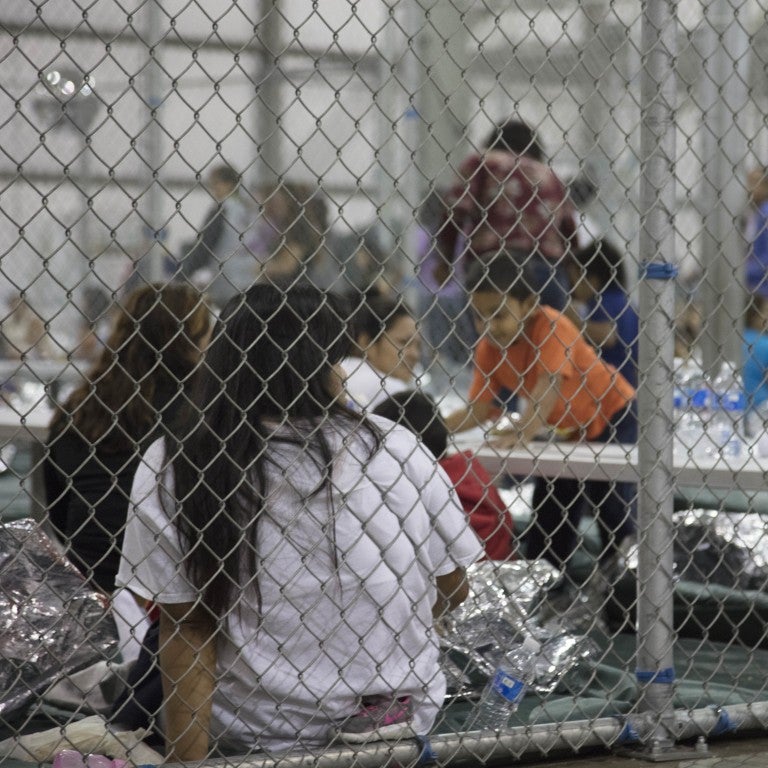 Niños migrantes en centros de detención.